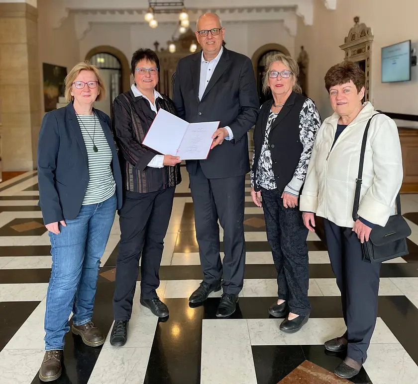 Bürgermeister Andreas Bovenschulte überreicht der neuen Ortsamtsleiterin für den Bremer Westen, Cornelia Wiedemeyer, ihre Ernennungsurkunde. Mit im Bild (von li.): die Beiratssprecherinnen Anja Wohlers (Findorff), Brigitte Grziwa-Pohlmann (Walle) und Barbara Wulff (Gröpelingen). Foto: Senatspressestelle