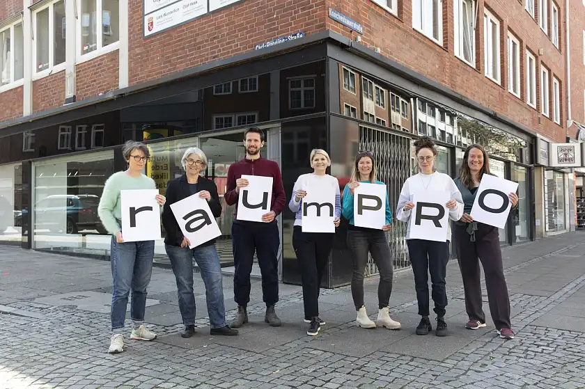 Sie bespielen ab Juni gemeinsam mit Künstlerinnen und Künstlern den raumPRO (v.l.n.r.): Marina Schulze (Künstlerin und GEDOK-Vorständin), Antje Schneider (Geschäftsführerin BBK Bremen), Felix Dreesen (Vorstand BBK Bremen), Alexandra Tacke (Leitung Referat 12, Senator für Kultur), Anna Bilski (Referentin Innenstadtentwicklung, Senatorin für Wirtschaft, Arbeit und Europa), Stella von Rhoden (Leitung des Projekts raumPRO) und Norah Limberg (Geschäftsführerin Künstlerinnenverband Bremen, GEDOK)  Foto: Cosima Hanebeck 