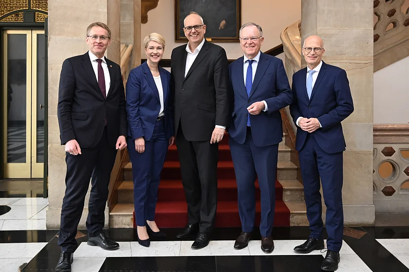 Die Konferenz Norddeutschland im Bremer Rathaus (von links): Daniel Günther (Schleswig-Holstein), Manuela Schwesig (Mecklenburg-Vorpommern), Andreas Bovenschulte (Bremen), Stephan Weil (Niedersachsen), Peter Tschentscher (Hamburg). Foto: Senatspressestelle