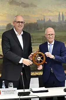 Amtsübergabe am Ende der Konferenz: Bremens Bürgermeister Andreas Bovenschulte übergibt das Steuerrad der Konferenz Norddeutschland an seinen Hamburger Kollegen Peter Tschentscher. Foto: Senatspressestelle