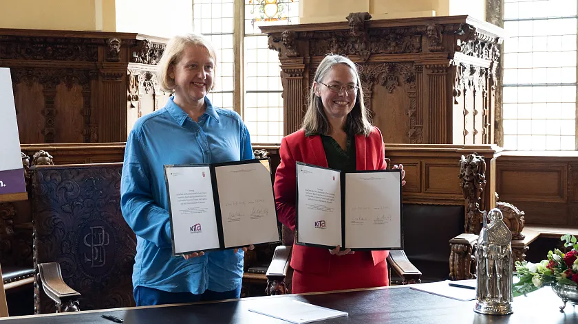 Das fertige Werk: Bundesfamilienministerin Lisa Paus (links) und Bremens Senatorin für Kinder und Bildung, Sascha Karolin Aulepp, mit dem Vertrag. Foto: Bildungsressort