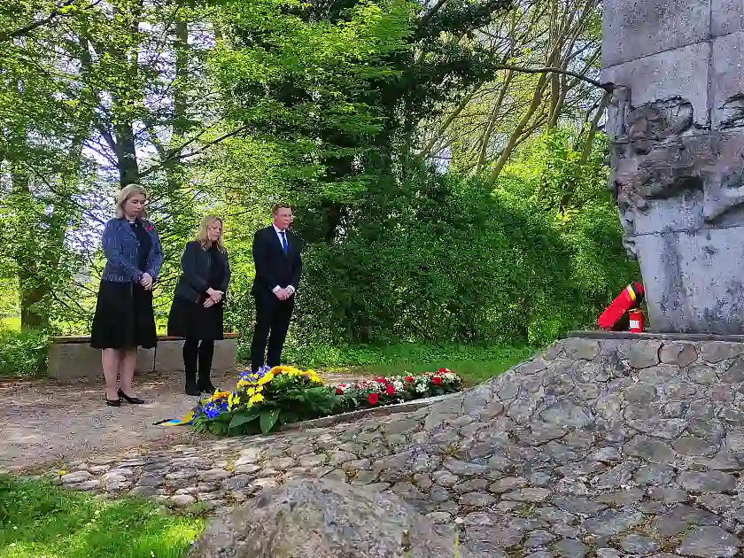 Bürgerschaftspräsident Frank Imhoff, Bürgermeisterin Dr. Maike Schaefer und Generalkonsulin Dr. Iryna Tybinka bei der Kranzniederlegung am 8. Mai. Foto: Senatspressestelle