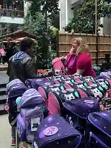 Senatorin Anja Stahmann mit einer Mutter, die die Ranzen-Spende entgegennimmt. Foto: Sozialressort