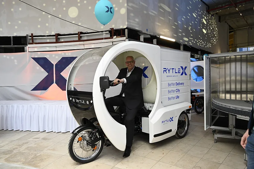 Bürgermeister Andreas Bovenschulte mit einem der Lastenräder, die für eine moderne Logistik in der Innenstadt sorgen sollen. Foto: Senatspressestelle