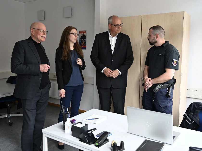 Außenstelle des Ordnungsdienstes in Vegesack eröffnet: Bürgermeister Andreas Bovenschulte, Eva Brosenne (Abteilungsleiterin im Ordnungsamt) und Innensenator Ulrich Mäurer (v.re.) im Gespräch mit Enes Kqiku, Außendienstmitarbeiter. Foto: Senatspressestelle 