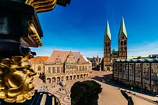 Herz und Hingucker der Hansestadt:  Das UNESCO-Welterbe Rathaus und Roland, der St. Petri-Dom und die Bremische Bürgerschaft am Marktplatz. Foto: Senatspressestelle / Jonas Ginter