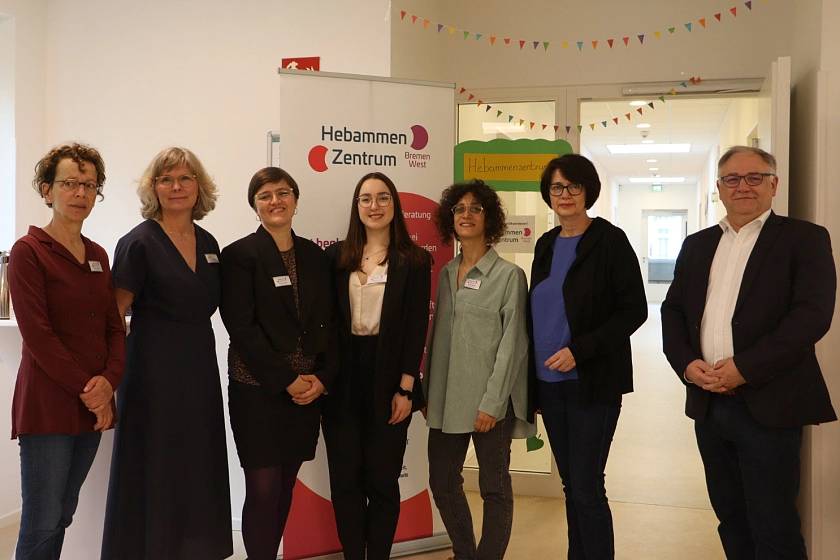 Gesundheitssenatorin Claudia Bernhard (2. V.r.) mit dem Team des Hebammenzentrums West in Gröpelingen bei der Eröffnung. Foto: Senatorin für Gesundheit