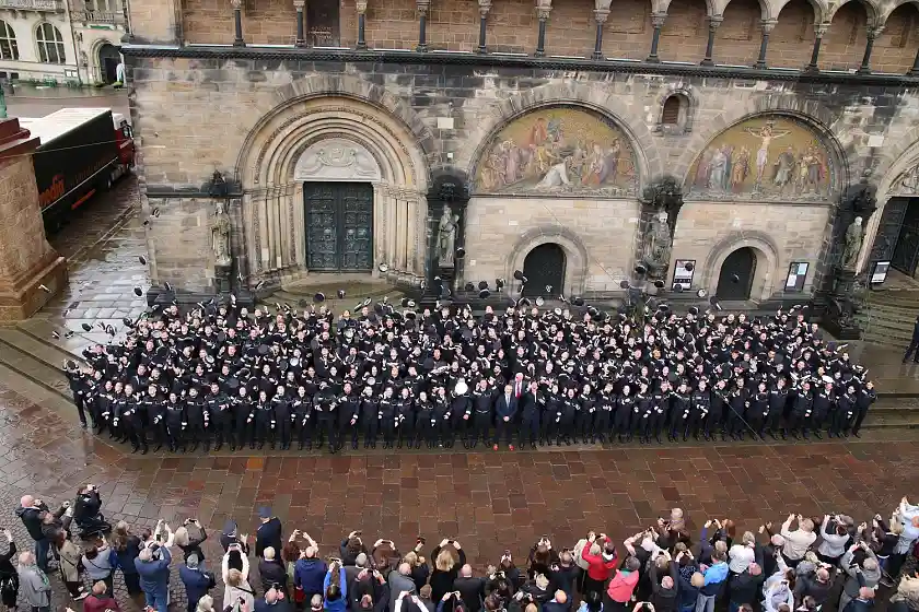 219 angehende Polizistinnen und Polizisten wurden in der Glocke vereidigt, bevor sie sich auf den Domtreppen zum Gruppenbild versammelten. Foto: Innenressort