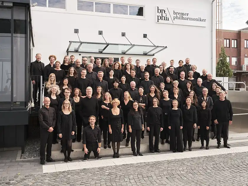Die Bremer Philharmoniker mit Marko Letonja (vorne rechts) vor der Halle 1 im Tabakquartier. Foto: Bremer Philharmoniker © Caspar Sessler