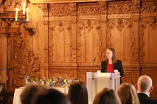 Kinder- und Bildungssenatorin Sascha Karolin Aulepp spricht ein Grußwort. Foto: SKB