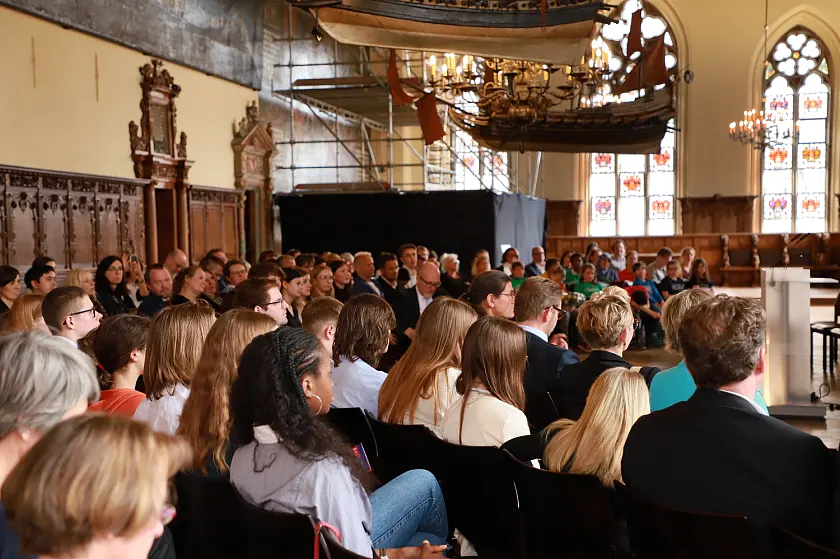 Europa lebendig und erfahrbar machen - Im Rahmen eines Senatsempfanges wurden die Grundschule Burgdamm, das Hermann-Böse-Gymnasium, das Schulzentrum SII Utbremen, das Lloyd-Gymnasium Bremerhaven sowie die Johann-Gutenberg-Schule Bremerhaven mit dem Titel Europaschule rezertifiziert. Foto: SKB