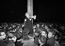 1968: Bürgermeisterin Mevissen spricht zu protestierenden Studierenden | Foto: Senatorin für Kinder und Bildung, Landesfilmarchiv