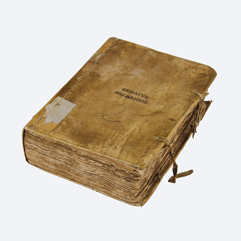 StAB 2-A.2.b.1. Rezesshandschrift des Bremer Rats 1389-1517 Rezesse sind die schriftlich fixierten, einstimmigen Beschlüsse der Hansetage. Sie sind eine Innovation der Hanse, die damit für ihre Mitglieder eine verbindliche politische Beschlusslage schuf. Die Überlieferung der Rezesse ist hochkomplex und räumlich über den gesamten Hanseraum verteilt. Die Bremer Handschrift zählt zu den drei wichtigsten erhaltenen Rezessbänden und enthält Beschlüsse aus über 100 Jahren. Foto: Staatsarchiv
