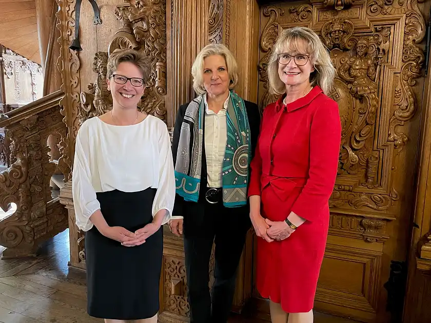 Senatorin Dr. Claudia Schilling, Prof. Dr. Martina Brockmeier, Präsidentin der Leibniz-Gemeinschaft, und Prof. Dr. Iris Pigeot, Direktorin des Leibniz-Institut für Präventionsforschung und Epidemiologie – BIPS (von links) beim Senatsempfang in der Oberen Rathaushalle. Foto: Wissenschaftsressort