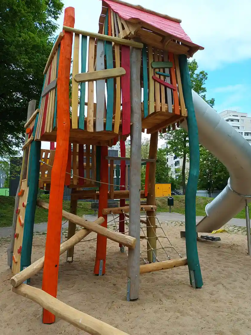Ein Baumhaus ohne Baum – auf dem neu angelegten Spielplatz Pfälzer Weg wurden die Wünsche der Kinder auch ohne den erforderlichen Baum erfüllt. Foto: Sozialressort