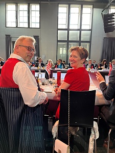 Hielten bei der JuMiKo mit mehreren Beschlussvorschlägen die Speckflagge für Bremen hoch: Justizsenatorin Claudia Schilling und Staatsrat Björn Tschöpe. Foto: Justizressort