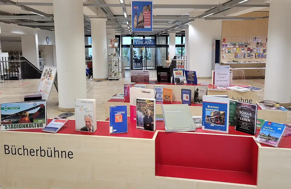 Bremen ist Literatur: Eine Bücherbühne in der Stadtbibliothek informiert über Bremen – Geschichte – Welterbe | Foto: Senatspressestelle / Peter Lohmann