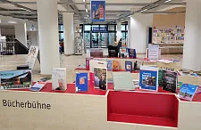 Bremen ist Literatur: Eine Bücherbühne in der Stadtbibliothek informiert über Bremen – Geschichte – Welterbe | Foto: Senatspressestelle / Peter Lohmann