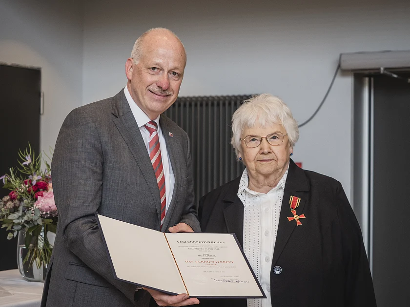 Stadtverordnetenvorsteher Torsten von Haaren überreichte Hanna Peters das Bundesverdienstkreuz am Bande und die dazugehörige Verleihungsurkunde. Foto: AWO Bremerhaven/Simone Hryzyk