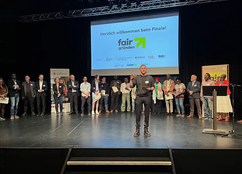 Moderator Benny Ge führt durch die Abschlussveranstaltung zum großen Finale der Finanzierungsphase von fair gründen. Foto: Senatspressestelle