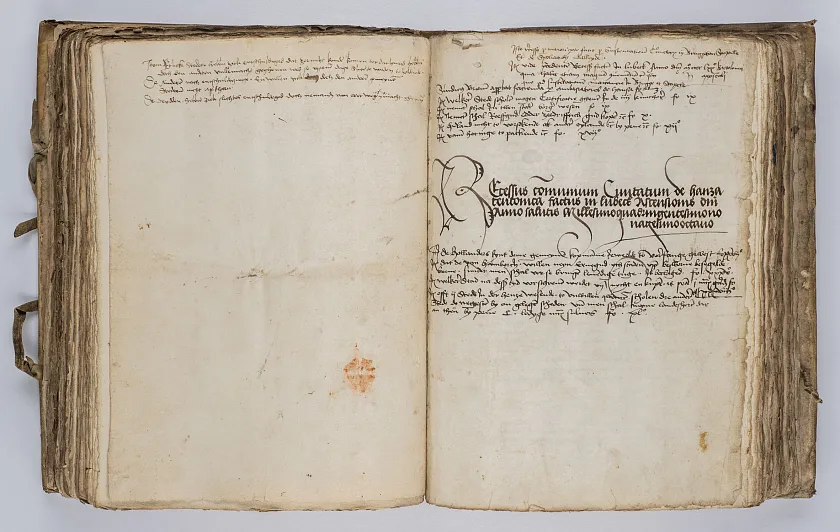 Rezesse sind die schriftlich fixierten, einstimmigen Beschlüsse der Hansetage. Sie sind eine Innovation der Hanse, die damit für ihre Mitglieder eine verbindliche politische Beschlusslage schuf. Die Überlieferung der Rezesse ist komplex und räumlich über den gesamten Hanseraum verteilt. Die Bremer Handschrift zählt zu den drei wichtigsten erhaltenen Rezessbänden und enthält Beschlüsse aus über 100 Jahren. Foto: Staatsarchiv Bremen