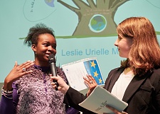 Moderatorin Ebba Kunkel (rechts, 10. Jahrgang HBG) interviewt die erfolgreiche Einzelteilnehmerin Leslie Urielle Maya. Foto: Michael Schnelle 