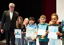 Horst Seele-Liebetanz, Leiter des EuropaPunktBremen zeichnet Grundschüler und Grundschülerinnen der Schule an der Augsburger Str. aus. Foto: Michael Schnelle