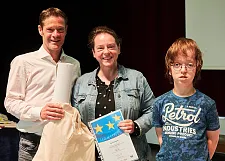 Dr. Angelo Wille, Mitarbeiter in der Europäischen Kommission, Brüssel, zeichnet seine alte Schule, die Grundschule Burgdamm mit einem Modulpreis aus. Foto: Michael Schnelle