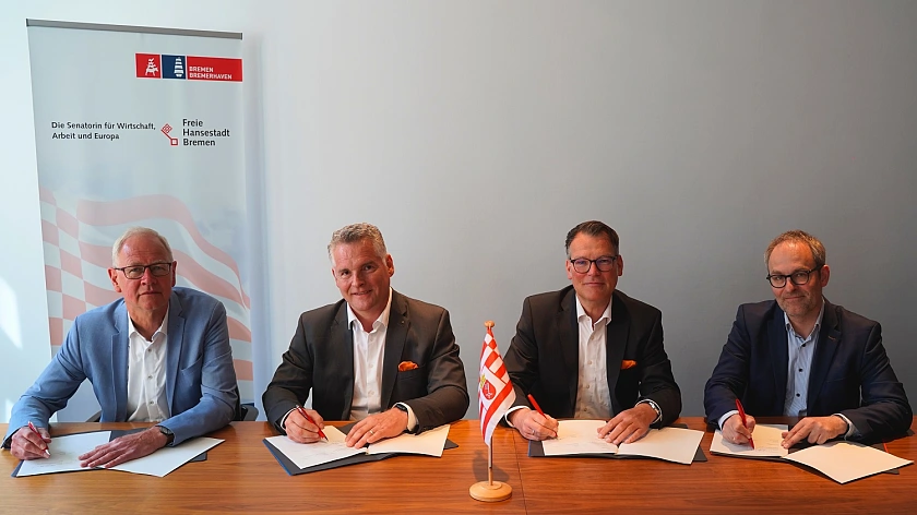 Unterzeichnung Kooperationsvereinbarung zum Ausbau des Glaserfasernetzes in Bremen-Nord (v.l.n.r.): Sven Wiebe, Staatsrat bei der Senatorin für Wirtschaft, Arbeit und Europa, Soeren Wendler, Geschäftsführer Marketing & Vertrieb bei der Deutsche GigaNetz, Norbert Peters, Regionalleiter Nord Deutsche GigaNetz, Enno Eike Nottelmann, Staatsrat bei der Senatorin für Klimaschutz, Umwelt, Mobilität, Stadtentwicklung und Wohnungsbau. Foto:SWAE