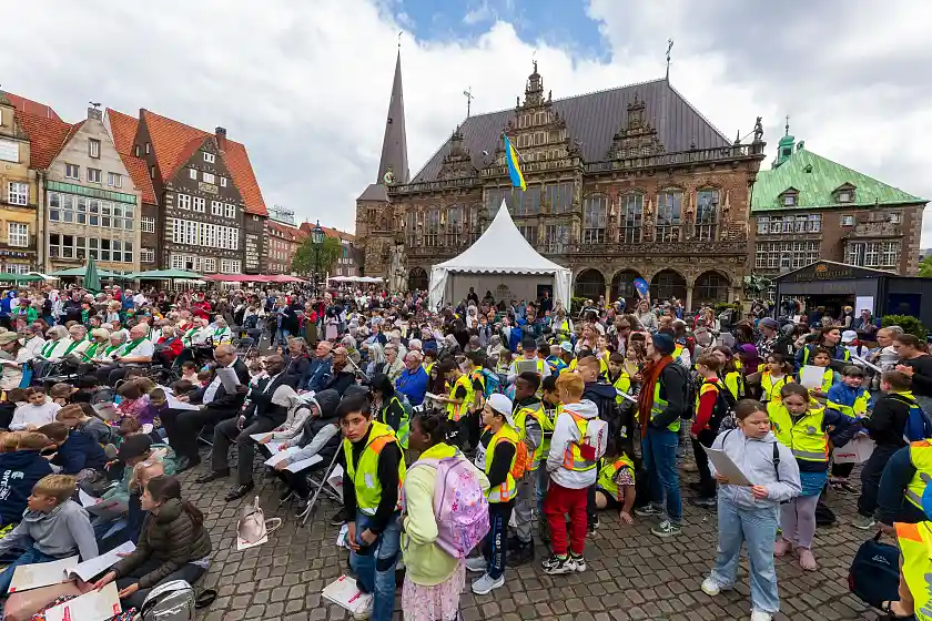 In den Notenheften die Texte für das Mitsingfest – Blick auf dem Marktplatz. Foto: Senatspressestelle / Patric Leo