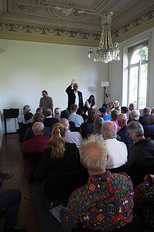 Andreas Bovenschulte begrüßt die Gäste der Festveranstaltung zum 40. Jubiläum des Bremer Literaturkontors. Foto: Rike Oehlerking