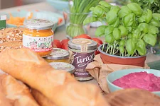 Der Bio-Pionier Allos Hof-Manufaktur hat neben nachhaltiger Bio-Produktpalette auch viele Umweltleistungen im eigenen Betrieb umgesetzt. Foto: Jörg Sarbach