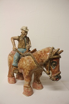 Der Mann auf Pferd ist nur eine der in der Ausstellung gezeigten Arbeiten aus der Bildhauerwerkstatt der JVA Bremen. Foto: Justizressort