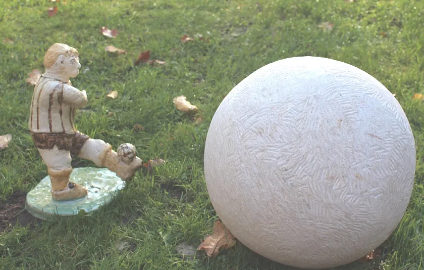 Fußballer oder großformatige Skulpturen aus verschiedenen Materialien: Auf Burg Blomendal sind sehr abwechslungsreiche Arbeiten zu sehen. Foto: Justizressort