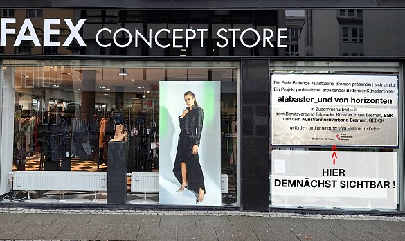 Im Schaufenster des FAEX Concept Stores in der Knochenhauerstraße wird schon auf das Projekt alabaster_und von horizonten hingewiesen. Foto: BBK Bremen