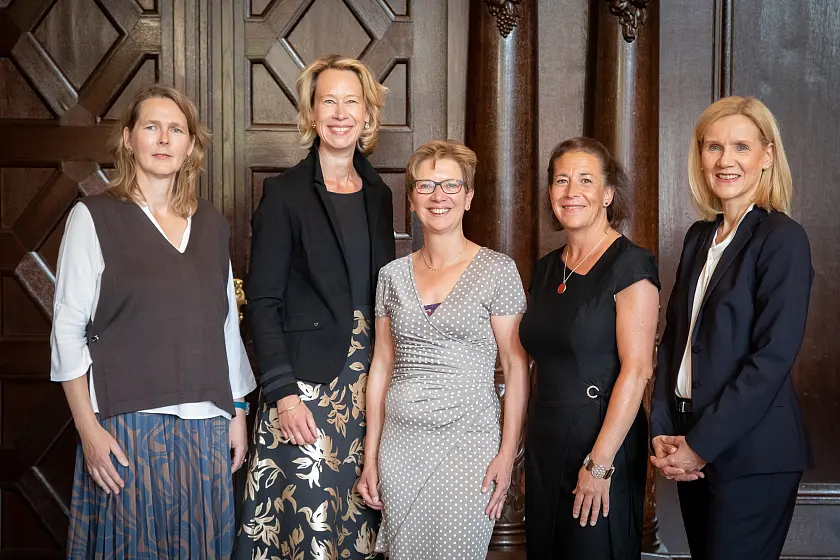 Freuen sich über neue deutsch-französische Impulse: Prof. Margot Brink, Prof. Karen Struve, Dr. Schilling, Prof. Stephanie Wodianka und Prof. Jutta Günther (v.l.). Foto: Jens Lehmkühler