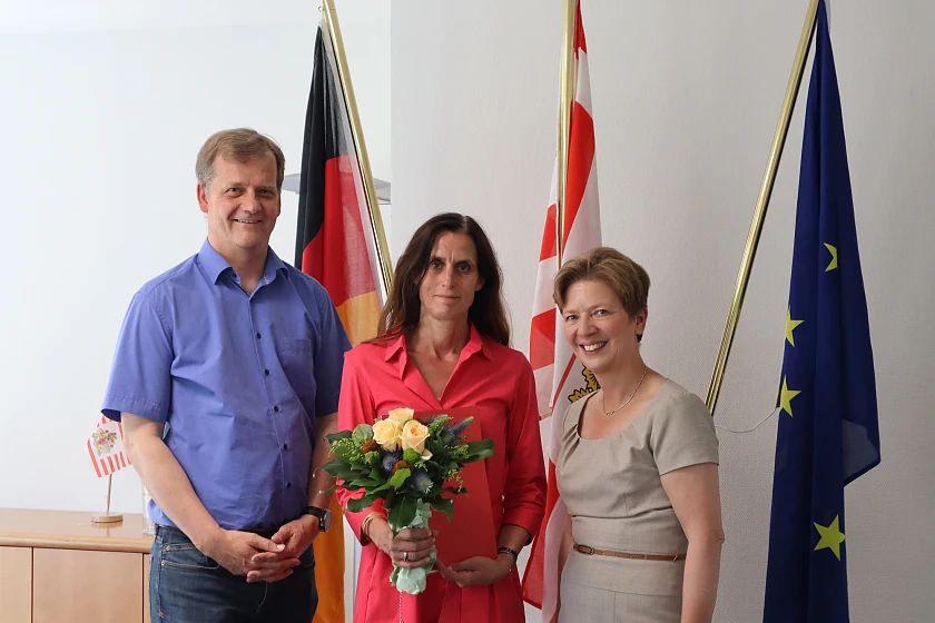 Senatorin Dr. Claudia Schilling (rechts) und Dr. Kay Wenzel, Abteilungsleiter Wissenschaft, freuen sich mit der neuen HfK-Rektorin Prof. Dr. Mirjam Boggasch. Foto: Wissenschaftsressort