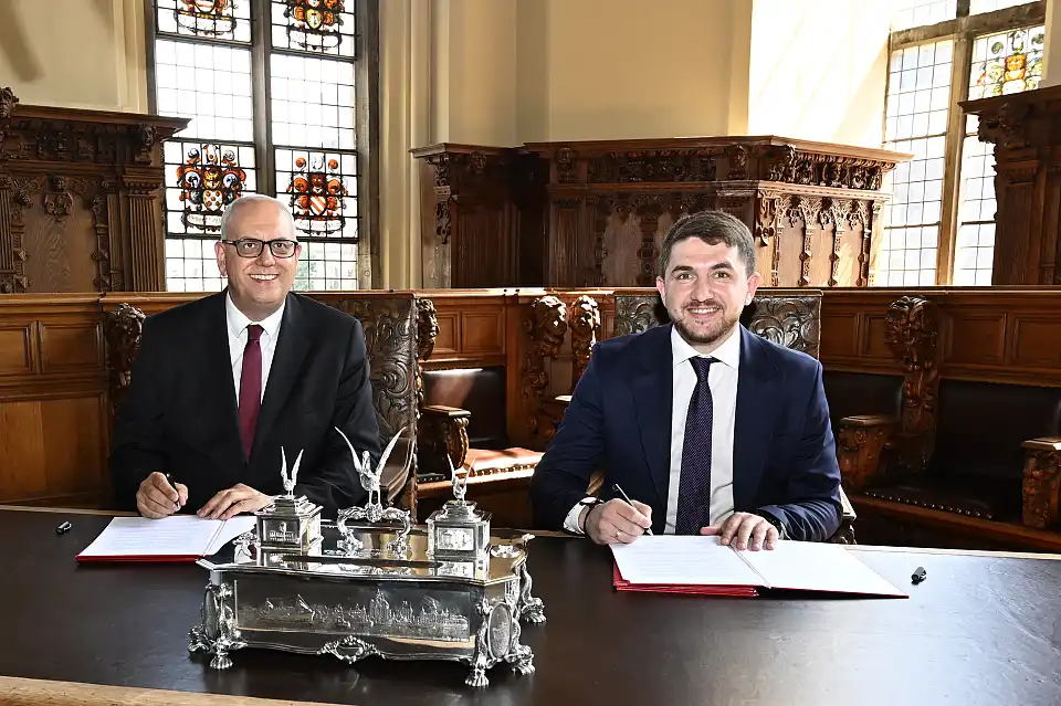 Roman Grygoryshyn, stellvertretender Gouverneur der Militärverwaltung Odessa und Bürgermeister Dr. Andreas Bovenschulte unterzeichnen die Gemeinsame Absichtserklärung zwischen Bremen und der Oblast Odessa im Bremer Rathaus. Foto: Senatspressestelle