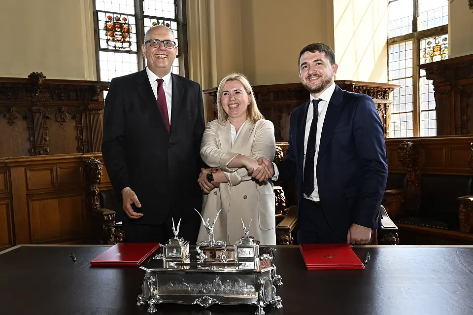 Große Freude über die Unterzeichnung der Gemeinsamen Absichtserklärung zwischen Bremen und Odess: Roman Grygoryshyn, stellvertretender Gouverneur der Militärverwaltung Odessa, Generalkonsulin der Ukraine, Dr. Irina Tybinka uhd Bürgermeister Dr. Andreas Bovenschulte in der Oberen Halle des Bremer Rathauses (v.re.). Foto: Senatspressestelle