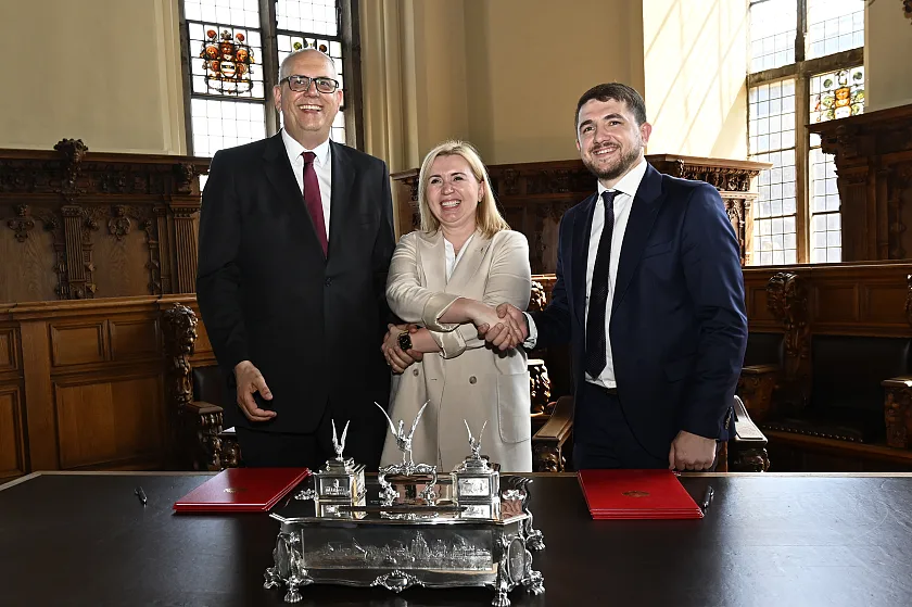 Große Freude über die Unterzeichnung der Gemeinsamen Absichtserklärung zwischen Bremen und Odess: Roman Grygoryshyn, stellvertretender Gouverneur der Militärverwaltung Odessa, Generalkonsulin der Ukraine, Dr. Irina Tybinka uhd Bürgermeister Dr. Andreas Bovenschulte in der Oberen Halle des Bremer Rathauses (v.re.). Foto: Senatspressestelle