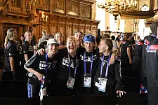 So sieht Vorfreude auf die Siele aus: Teammitglieder während des Empfangs im Rathaus. Foto: Senatspressestelle