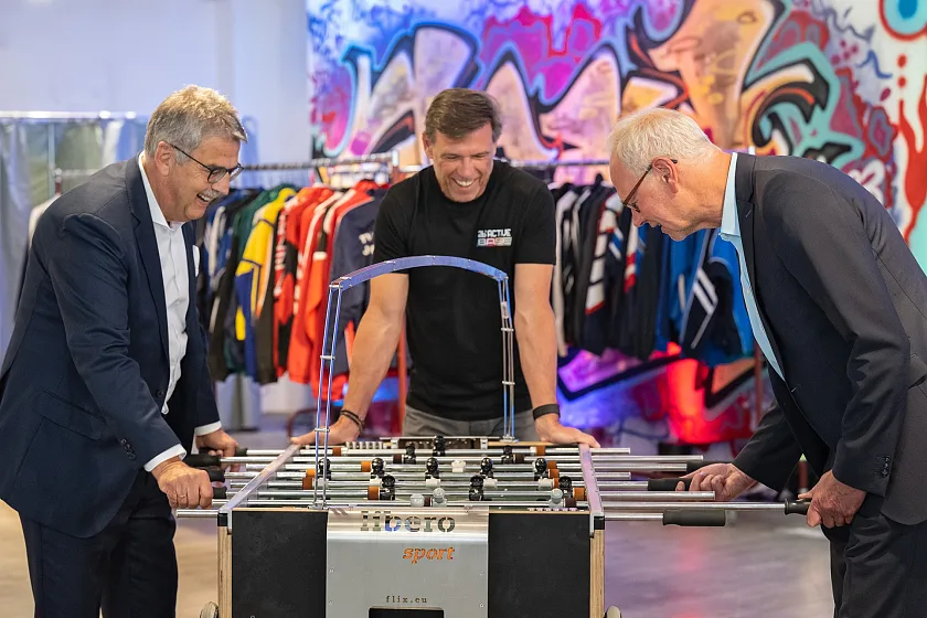 Testen schon mal den Tischkicker der 2bACTIVE BASE (v.l.n.r.): Andreas Heyer, Vorsitzender der Geschäftsführung der WFB, Werner Richnow, Geschäftsführer vom Betreiber Sportplatz, sowie Sven Wiebe, Staatsrat bei der Senatorin für Wirtschaft, Arbeit und Europa. Die 2bACTIVE BASE öffnet ab Donnerstag, 15. Juni, mitten in der Bremer Innenstadt ihre Pforten. Foto: WFB GmbH / Jan Rathke