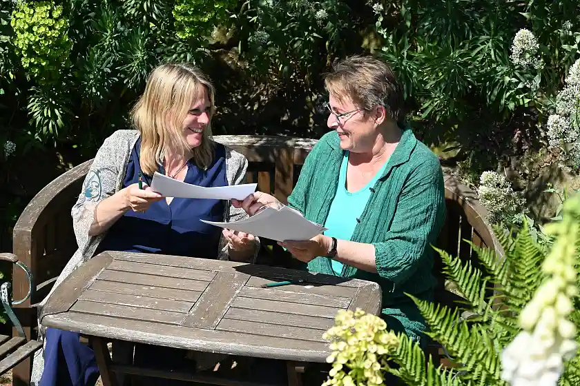 Senatorin Schaefer und Viola Falkenberg (Vorsitzende des Landesverbands der Gartenfreunde) bei der Unterzeichnung der Absichtserklärung. Foto: Umweltressort
