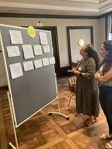 Teilnehmende informieren sich über bestehende Maßnahmen. Foto: Gesundheitsressort