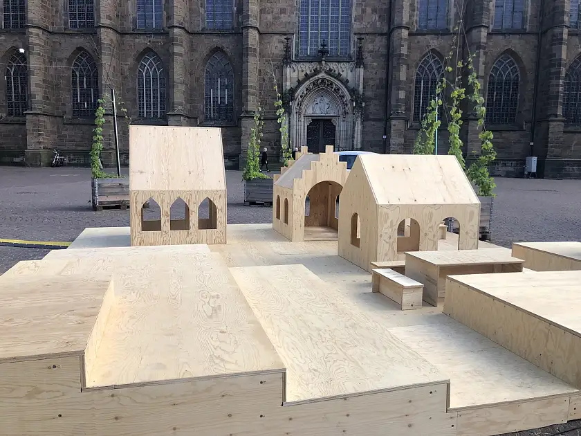 Neues Angebot für Kinder: die multifunktionale Plattform mit Holzhäuschen zum Sitzen, Spielen und Herumturnen. Foto: Wirtschaftsressort