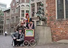 Mensch trifft Skulptur: Die Showtunes vor der Plastik am Rathaus. Foto: WFB / Jan Rahtke