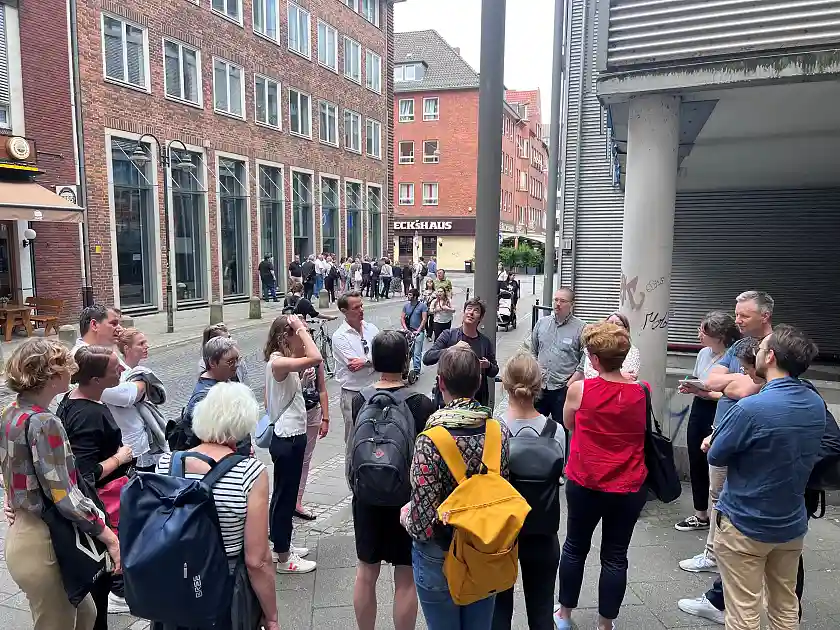 Die Teilnehmenden des Netzwerktreffens haben sich bei einem Rundgang durch die Innenstadt auch einen eigenen Überblick über die Situation in der City gemacht. Foto: Projektbüro Innenstadt