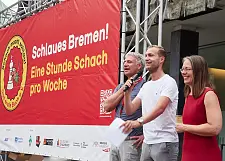 Marco Bode und Kinder- und Bildungssenatorin Sascha Karolin Aulepp begrüßen knapp 1000 Schüler und Schülerinnen aus Bremer Grundschulen zum schachturnier auf dem Marktplatz. Foto: Michael Schnelle / Bildungsressort