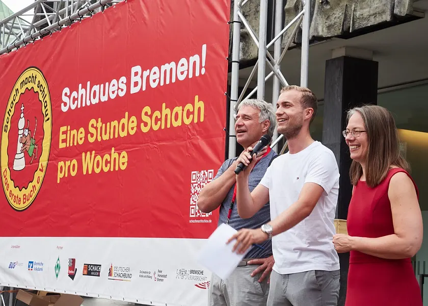 Marco Bode und Kinder- und Bildungssenatorin Sascha Karolin Aulepp begrüßen knapp 1000 Schüler und Schülerinnen aus Bremer Grundschulen zum schachturnier auf dem Marktplatz. Foto: Michael Schnelle / Bildungsressort