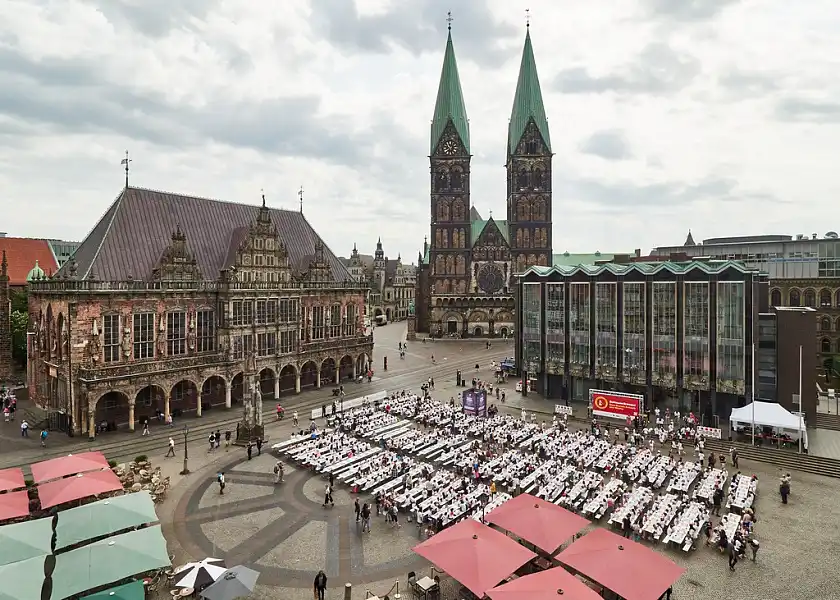 Knapp 1.000 Grundschüler und Grundschülerinnen aus vielen Bremer Grundschulen spielten auf dem Bremer Marktplatz ein Schachturnier. Foto: Michael Schnelle / Bildungsressort